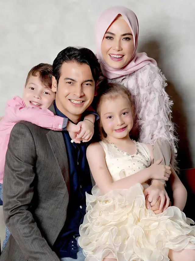 Sering Berperan Jadi Suami Antagonis, Ini 7 Potret Boy Hamzah dan Sang Istri
