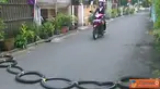 Citizen6, Yogyakarta: Pengendara sepeda motor melewati "polisi tidur" yang terbuat dari ban bekas yang disambung dengan tali, di jalan Cokrodipuran, Yogyakarta. (Pengirim: Heru Prasetyo)