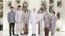 Menghadiri pernikahan adik ipar, Tasya mengenakan kebaya lengan 3/4 waena silver yang dipadukan kain batiknya. [@tasyakamila]