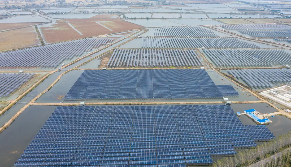 Foto dari udara menunjukkan panel-panel surya fotovoltaik di Sheyanghu di Wilayah Baoying, Provinsi Jiangsu, China timur (5/11/2020). Saat ini, wilayah tersebut memiliki panel-panel surya fotovoltaik yang mencakup area seluas lebih dari 4.000 hektare. (Xinhua/Li Bo)