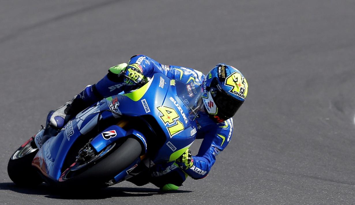 Rider tim Suzuki, Aleix Espargaro berhasil meraih posisi start kedua dengan catatan waktu 1 menit 38.316 detik, (AP Photo/Natacha Pisarenko)