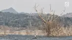 Warga menjaring ikan di Waduk Jatigede, Desa Cipaku, Sumedang, Jawa Barat, Senin  (17/9). Musim kemarau yang menyurutkan waduk Jatigede dimanfaatkan Warga untuk menjaring ikan dan mengumpulkan puing bangunan serta kayu. (Liputan6.com/Herman Zakharia)