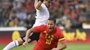 Pemain Belgia, Eden Hazard jatuh saat berebut bola dengan pemain Mesir, Tarek Hamed pada laga uji coba di King Baudouin stadium, Brussels, (6/6/2018) waktu setempat. Belgia menang 3-0.(AP/Geert Vanden Wijngaert)