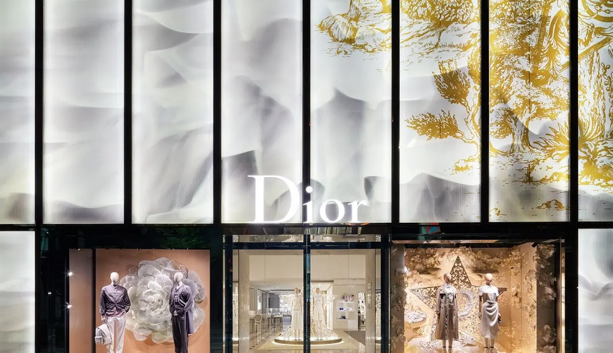 Sedangkan dalam butik Dior yang berlokasi di Tokyo, Jepang, dekorasi natal terlihat dalam keseluruhan butik. Mewah nan elegan. (Dok. Dior Tokyo).