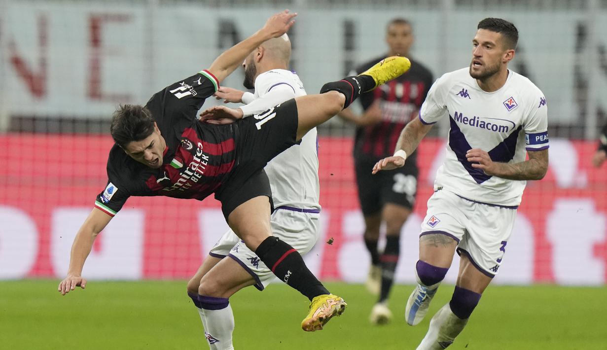 Gelandang AC Milan Brahim Diaz dilanggar oleh gelandang Fiorentina Rolando Mandragora pada duel pekan ke-15 Serie A 2022/2023 di San Siro, Senin (14/11/2022). AC Milan harus berjuang keras untuk membekuk Fiorentina dengan skor 2-1. (AP Photo/Luca Bruno)