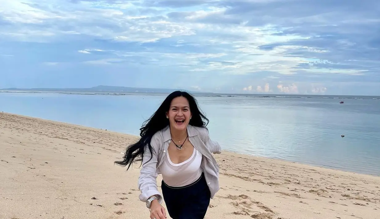 Pesona Donna Harun bikin pangling. Gak kelihatan sudah berusia setengah abad lebih ! (FOTO: instagram.com/donnaharunofficial/)