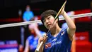 Pebulu tangkis tunggal putri Jepang, Akane Yamaguchi memberikan tepuk tangan kepada penonton setelah menang atas pebulu tangkis tunggal putri Indonesia, Gregoria Marsika Tunjung pada laga semifinal Hong Kong Open 2023 di Hong Kong Coliseum, Sabtu (17/9/2023). Akane menang dengan skor 21-17, 23-25, dan 21-18. (AFP/Peter Parks)