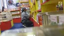 Pelajar melihat-lihat buku pada Indonesia International Book Fair 2019 di Jakarta Convention Center, Kamis (5/9/2019). Indonesia International Book Fair 2019 menghadirkan ratusan ribu buku dari berbagai penerbit dan berlangsung hingga 8 September 2019. (Liputan6.com/Helmi Fithriansyah)
