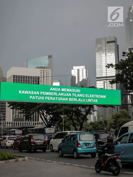 Sejumlah kendaraan melintasi rambu elektronik yang berada di Jalan Sudirman, Jakarta, Kamis (28/3). Dinas Perhubungan DKI Jakarta menganggarkan dana sebesar Rp 11 miliar untuk menambah rambu elektronik di sejumlah ruas jalan Ibu Kota. (Liputan6.com/Faizal Fanani)