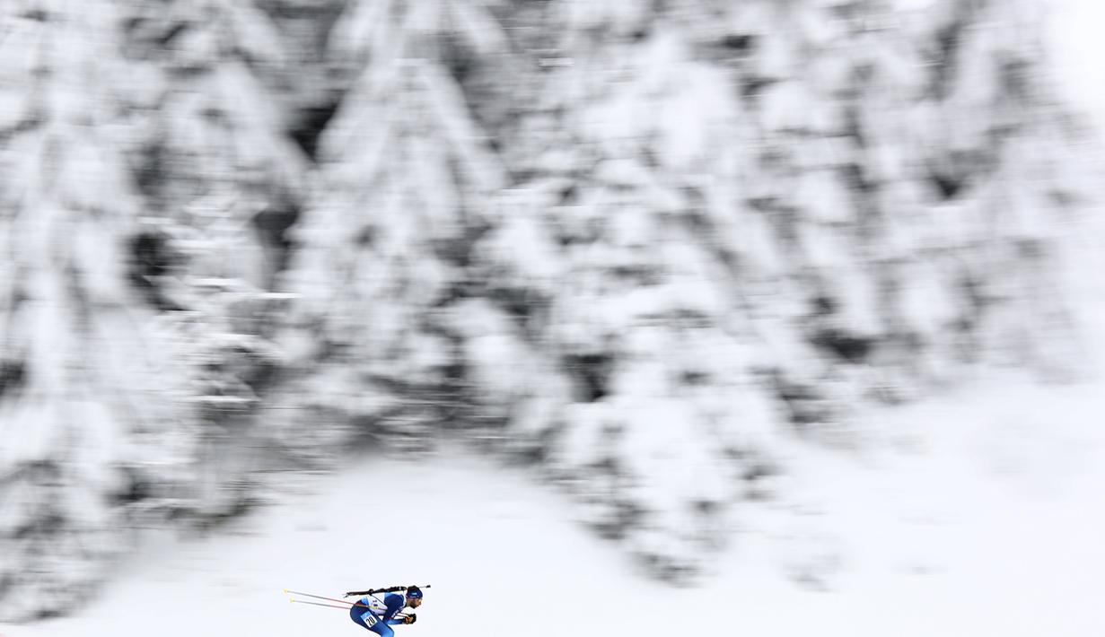 Serafin Wiestner dari Swiss berkompetisi dalam lomba lari sprint 10 km putra di Piala Dunia Biathlon di Oberhof, Jerman. (Foto: AP/Matthias Schrader)