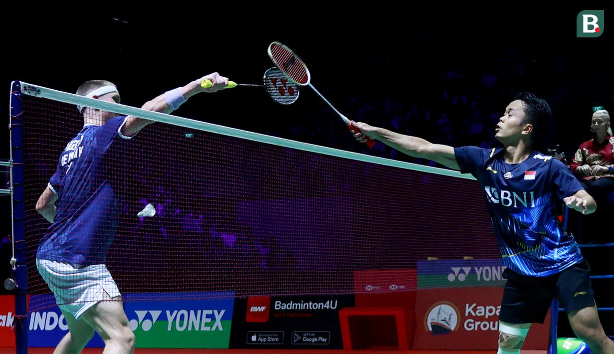 Tunggal putra Indonesia, Anthony Sinisuka Ginting (kanan), saat bertanding melawan wakil Denmark, Viktor Axelsen, dalam pertandingan final Indonesia Open 2023 yang berlangsung di Istora Senayan, Minggu (18/6/2023). (Bola.com/M Iqbal Ichsan)