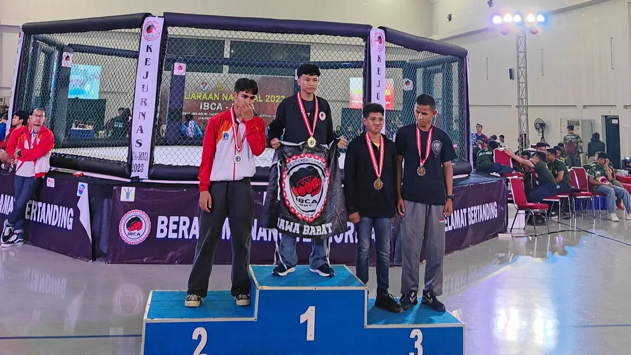 Dua atlet muda asal Kota Sukabumi saat raih medali emas dalam laga Indonesia Bela Diri Campuran Amatir Mix Martial Art (IBCA-MMA) Kejuaraan Nasional (Liputan6.com/Fira Syahrin).