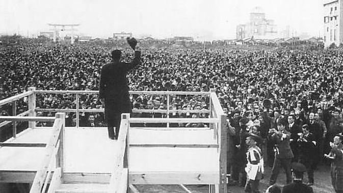 Kaisar Hirohito di Hiroshima pada 1947 (Wikimedia Commons)