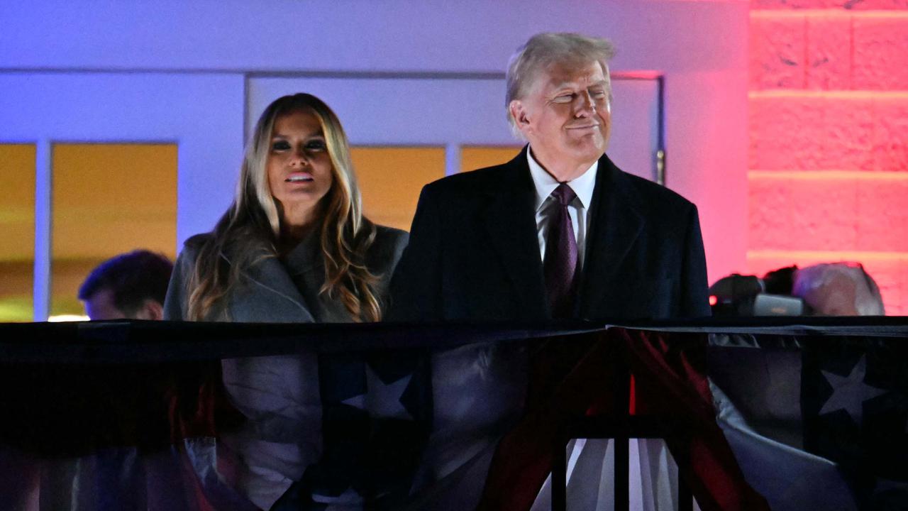Jelang Hari Pelantikan, Donald Trump dan Istrinya Melania Trump Saksikan Pesta Kembang Api