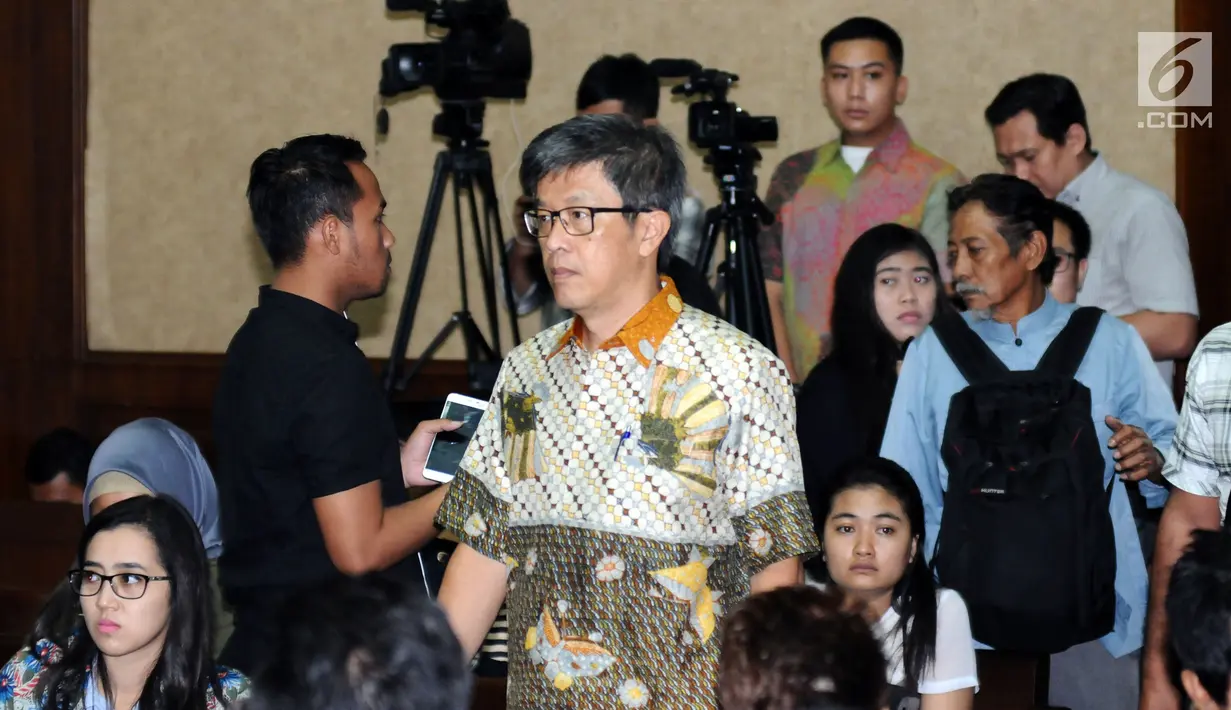 Dirut PT Quadra Solutions Anang Sugiana Sudihardjo bersiap memberi keterangan saat sidang lanjutan dugaan korupsi proyek e-KTP dengan terdakwa Setya Novanto di Pengadilan Tipikor, Jakarta, Kamis (22/2). (Liputan6.com/Helmi Fithriansyah)