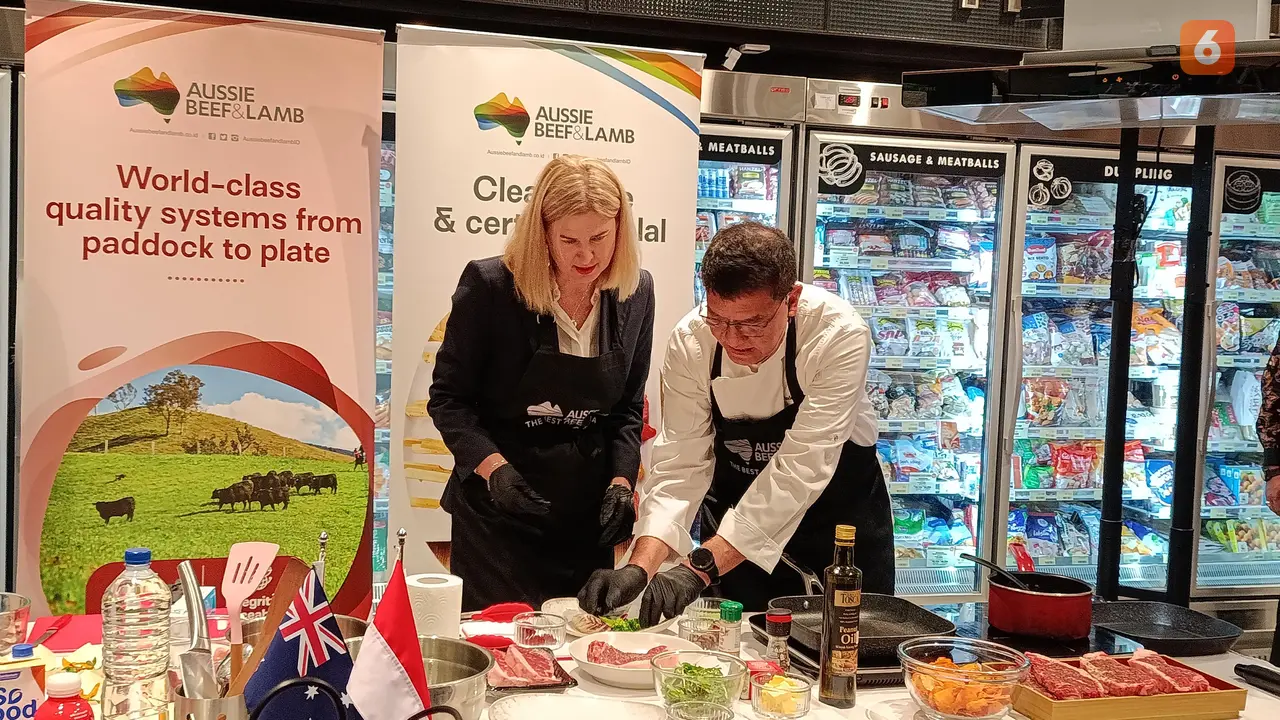 Menteri Pertanian, Perikanan, dan Kehutanan Australia, Julie Collins MP, menghadiri acara demo masak bersama Chef Vindex Tengker di Ranch Market Grand Indonesia, Kamis (31/7/2025)