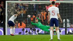 Penyerang Inggris, Harry Kane saat melakukan eksekusi penalti ke gawang Republik Ceko selama pertandingan grup A babak kualifikasi Euro 2020 di stadion Wembley di London (22/3). Kane mencetak satu gol di pertandingan tersebut. (AP Photo/Tim Irlandia)