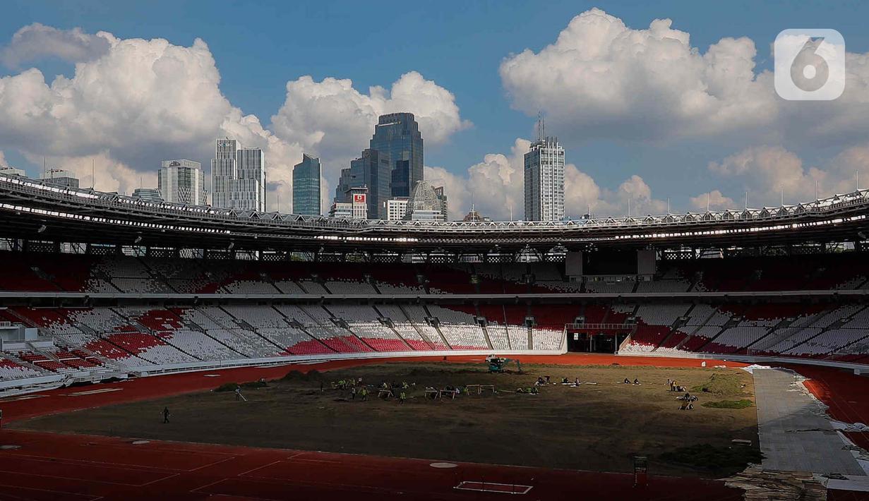 Pekerjaan revitalisasi rumput pada Field of Play (FOP) atau lapangan ini akan dilakukan hingga mencapai level terbaiknya. (Liputan6.com/Herman Zakharia)