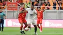Skor imbang bertahan hingga akhir babak pertama. Tampak dalam foto, pemain Persija berebut bola dengan pemain PSM Makassar pada laga pekan ke-22 BRI Super League 2025/2026 di Jakarta International Stadium, Jumat (20/2/2026) malam WIB. (Bola.com/Abdul Aziz)