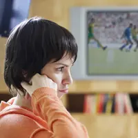 Meskipun kamu nggak suka nonton bola, tapi beberapa alasan ini membuat kamu harus nemenin pacar nonton bola. (Foto: huffpost.com)