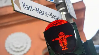 Sebuah lampu lalu lintas pejalan kaki bergambar karakter filsuf Jerman Karl Marx di Trier, Jerman (3/5). Lampu merah bergambar ini untuk memperingati 200 tahun kelahiran Karl Marx yang jatuh pada tanggal 5 Mei. (AFP/Patrik Stollarz)