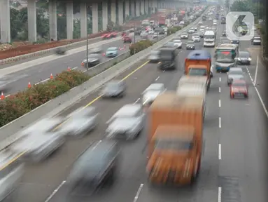 Kendaraan melintasi ruas tol Jagorawi di Jakarta, Rabu (20/11/2019). Badan Pengatur Jalan Tol (BPJT) Kementerian PU dan Perumahan Rakyat (PUPR) memastikan akan ada kenaikan tarif 17 ruas tol (total 21 ruas) pada 2019. (Liputan6.com/Immanuel Antonius)