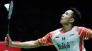 Tunggal putra Indonesia, Jonatan Christie mengembalikan kok ke tunggal putra Denmark, Jan O Jorgensen dalam babak semifinal Jepang Terbuka 2019  di Tokyo (27/7/2019). Jonatan Christie melaju ke final setelah menang 21-14 dan 21-14 atas Jan O Jorgensen. (AFP Photo/Toshifumi Kitamura)