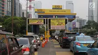 Kepadatan lalu lintas saat penerapan dengan kartu e-Toll di gerbang tol Semanggi 2, Jakarta, Selasa (31/10). Mulai hari ini, pembayaran di jalan tol Indonesia dilakukan sepenuhnya secara nontunai menggunakan uang elektronik. (Liputan6.com/Angga Yuniar)