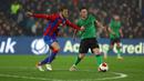 Pemain Stoke City Jordan Thompson (kanan) berebut bola dengan pemain Crystal Palace Joachim Andersen pada pertandingan putaran kelima Piala FA di Selhurst Park, London, Inggris, 1 Maret 2022. Crystal Palace menang 2-1. (AP Photo/Ian Walton)
