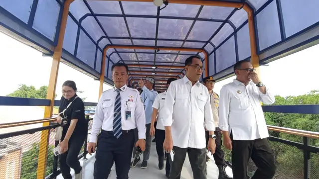 Menteri Perhubungan (Menhub) Budi Sumardi Karya meresmikan Skybridge Bojonggede, Bogor, Jawa Barat, Sabtu (9/12/2023).