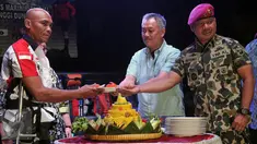 Pendaki gunung tunadaksa berkaki satu, Sabar Gorky (kiri) bersama  Pendiri Yayasan Artha Graha Peduli Tomy Winata (tengah) dan Komandan Korps Marinir TNI AL Mayjen Buyung Lalana  saat  konpers, Jakarta, (18/2). (Liputan6.com/JohanTallo)