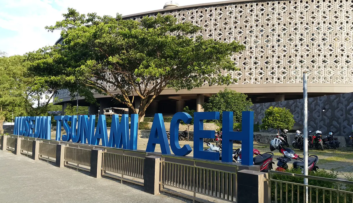 Museum Tsunami Aceh dibangun untuk mengenang peristiwa tsunami yang menghantam Aceh pada tahun 2004 lalu./copyright shutterstock/Budi Priswanto