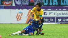 Kapten tim Persik Kediri, Adi Eko Jayanto, duel dengan pemain PSIS Semarang, Delvin Rumbino, dalam laga pekan kelima BRI Liga 1 2022/2023 di Stadion Jatidiri Semarang, Kamis (18/8/2022). PSIS menang 2-1 atas Persik dalam laga ini. (Bola.com/Gatot Susetyo)