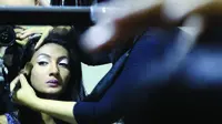 Kebiasaan Buruk Saat Makeup yang Harus Dihentikan