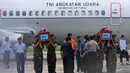 Kedatangan kedua jenazah korban pesawat AirAsia QZ8501 disambut pasukan TNI dan Gubernur Jawa Timur, Soekarwo di Lanud TNI AL Juanda, Rabu (31/12/2014). (Liputan6.com/Johan Tallo)