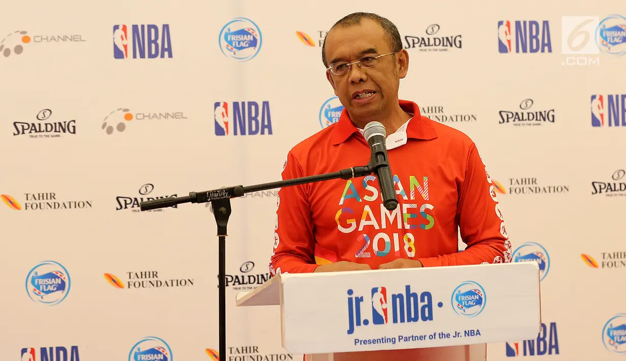 Sekretaris Kemenpora, Gatot S Dewobroto memberikan sambutan pada puncak acara National Training Camp di Pluit Village Mall, Jakarta, Minggu (29/7). Sebanyak 16 anak terpilih sebagai Jr NBA Indonesia All-Star 2018.(Liputan6.com/Fery Pradolo)