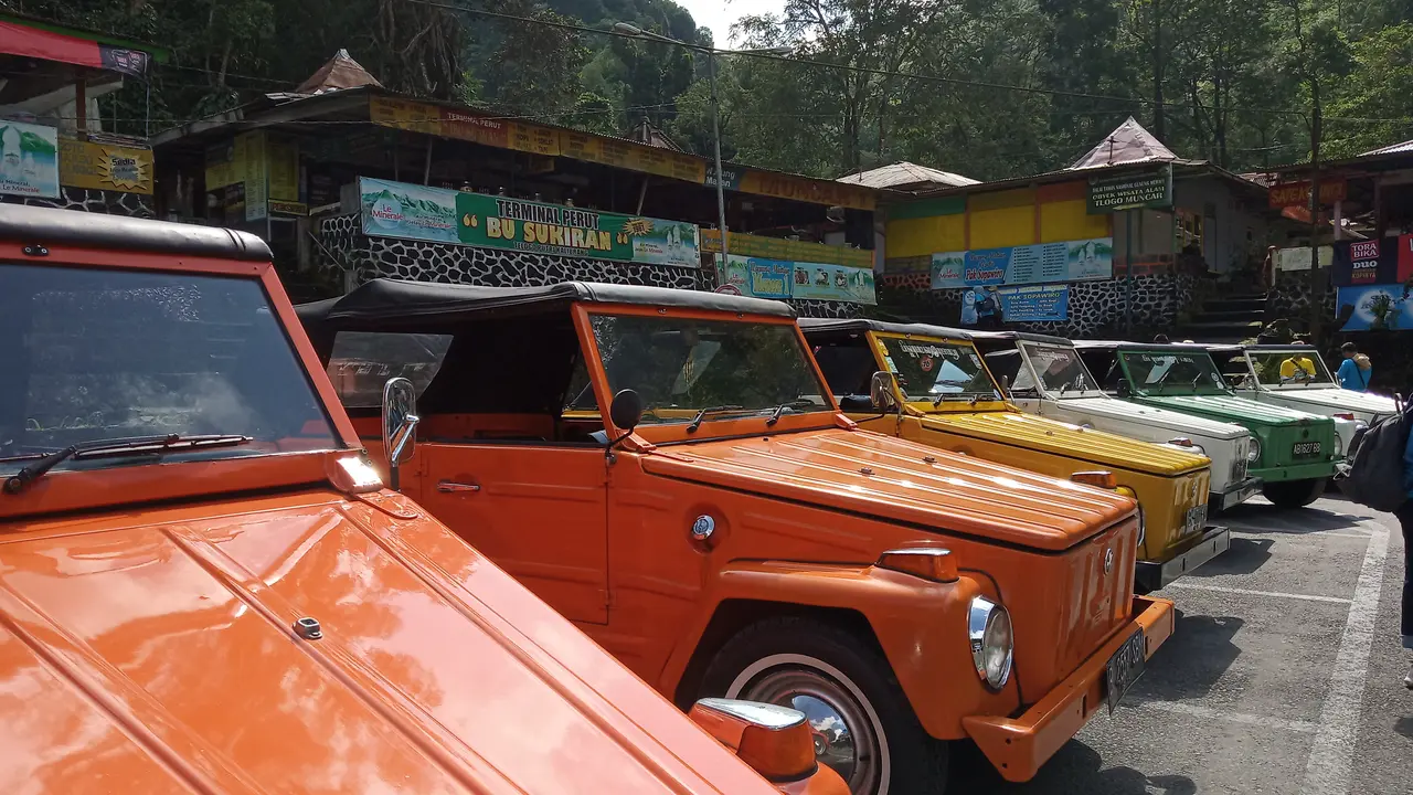 Berwisata keliling Yogyakarta makin seru dengan naik mobil VW klasik. Mulai dari Kaliurang hingga Malioboro. (Foto: Benedikta Desideria/Liputan6.com)