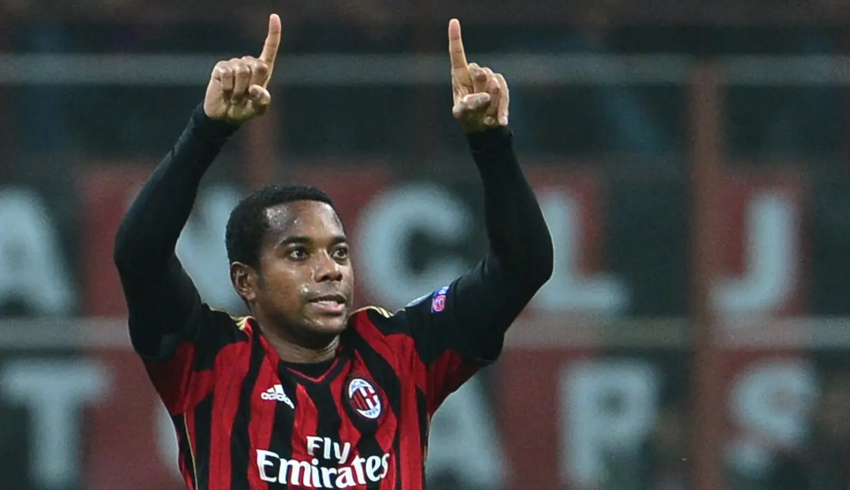 Robinho. Sayap kiri Brasil yang kini berusia 38 tahun dan telah pensiun bersama Santos FC pada Oktober 2020 ini sempat memperkuat AC Milan selama 4 musim mulai 2010/2011 hingga 2013/2014. Ia didatangkan dari Manchester City pada awal musim 2010/2011 dengan nilai transfer 21 juta euro usai membela The Citizens selama dua musim. Bersama AC Milan ia total tampil dalam 143 laga di semua ajang dengan torehan 32 gol dan 30 assist dan turut membawa AC Milan meraih gelar Scudetto 2010/2011. (Giuseppe Cacace)