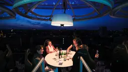 Para pelanggan menikmati hidangan di Restoran Dinner in the Sky di Brussel, Belgia (18/9/2020). Tahun ini, Restoran Dinner in the Sky menyiapkan delapan meja dengan kapasitas total 32 kursi pada ketinggian 50 meter di atas permukaan tanah. (Xinhua/Zheng Huansong)