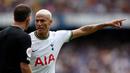 Pemain Tottenham Hotspur Richarlison (kanan) berdiskusi dengan wasit Anthony Taylor saat melawan Chelsea pada pertandingan sepak bola Liga Inggris di Stadion Stamford Bridge, London, Inggris, 14 Agustus 2022. Pertandingan berakhir imbang 2-2. (AP Photo/Ian Walton)