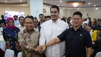 Setelah dilantik Presiden Joko Widodo (Jokowi) pada Senin (3/4/2023), Dito Ariotedjo akhirnya resmi menduduki jabatan Menteri Pemuda dan Olahraga RI dalam jajaran Kabinet Jokowi setelah menjalani Serah Terima Jabatan (sertijab), Selasa (4/4/2023) di Auditorium Wisma Kemenpora, Senayan, Jakarta Pusat, dari plt Muhadjir Effendy yang sebelumnya menggantikan Zainudin Amali yang mundur setelah terpilih menjadi Waketum PSSI. Dengan usia 32 tahun, 6 bulan dan 10 hari Dito menjadi menteri termuda dalam Kabinet Jokowi, sekaligus Menpora termuda kedua setelah Wikana yang menjabat Menpora pertama dalam usia 31 tahun, 3 bulan dan 11 hari saat dilantik pada 29 Juni 1946. (Bola.com/Bagaskara Lazuardi)