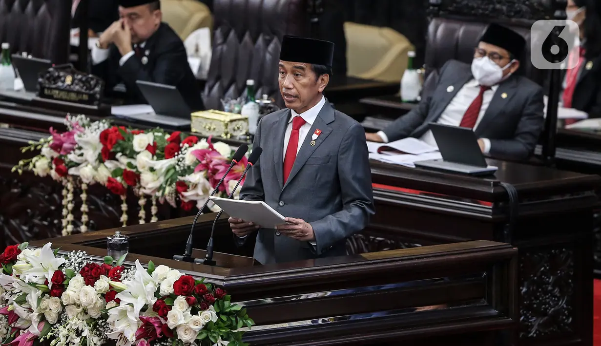 Presiden Joko Widodo menyampaikan pidato pengantar RUU APBN tahun anggaran 2023 beserta nota keuangannya pada rapat Paripurna DPR pembukaan masa persidangan I DPR tahun sidang 2022-2023 di Gedung Nusantara, Kompleks Parlemen, Senayan, Jakarta, Selasa (16/8/2022). Rapat kali ini berbeda dengan rapat sidang tahunan MPR RI pagi tadi, Presiden Jokowi hadir bersama Ma'ruf Amin dengan setelah jas yang rapi. (Liputan6.com/Johan Tallo)