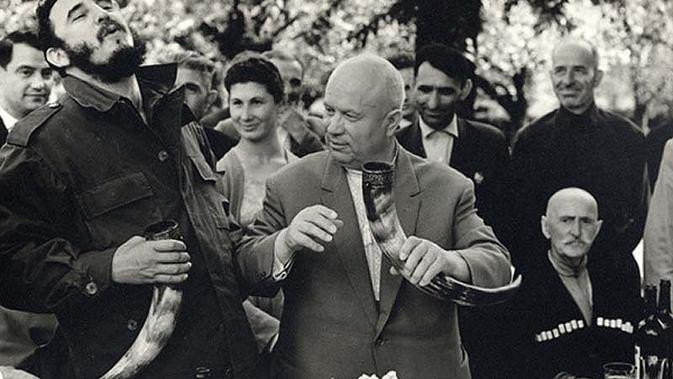 Fidel Castro bersama Nikita Khrushchev (@theleftchapter/Twitter).