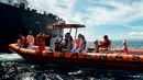 Perahu Basarnas mengevakuasi awak kapal Rusia Alexander Melnik (topi putih) dari kapal tanker Denmark Hulda Maersk di laut lepas pantai Aceh, Selasa (27/4/2021). Alexander Melnik dievakuasi karena mengalami sakit parah di bagian perut bawah sebelah kanan. (CHAIDEER MAHYUDDIN/AFP)