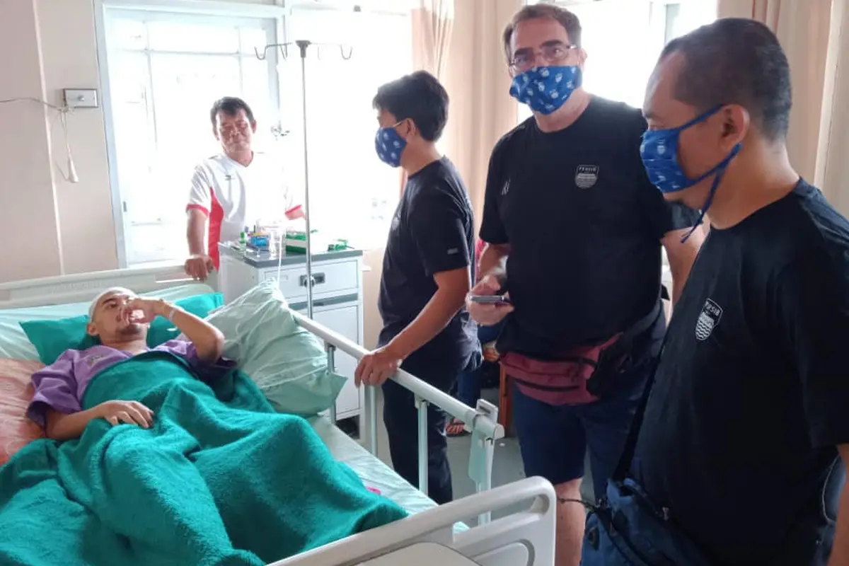 Staf Kepelatihan Persib Jenguk Puja Abdillah