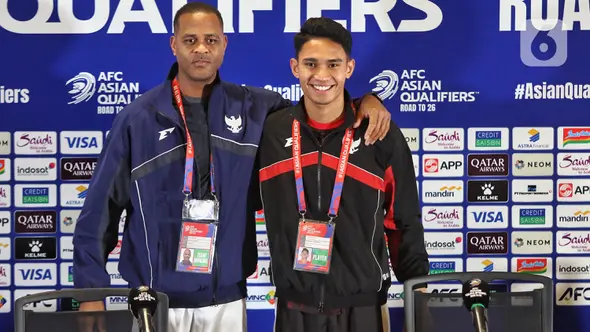 Pelatih Timnas Indonesia Patrick Kluivert (kiri) bersama pemain Timnas Indonesia Marselino Ferdinan memberikan keterangan terkait persiapan jelang laga putaran ketiga Kualifikasi Piala Dunia 2026 Zona Asia Grup C melawan Bahrain di Stadion Utama Gelora Bung Karno, Senayan, Jakarta, Senin (24/3/2025). (Liputan6.com/Angga Yuniar)