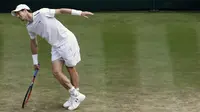 Mimik Andy Murray setelah gagal memasukan bola kearah lawannya Sam Querrey pada laga tunggal putra Wimbledon Tennis Championships 2017 di London, (12/7/2017). (AP/Kirsty Wigglesworth)