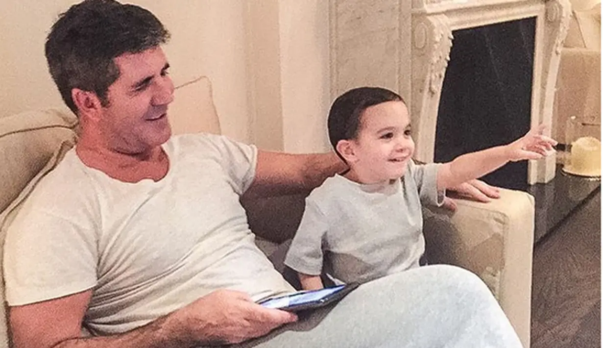 Simon Cowell dikenal sebagai sosok yang kerap memberikan kritik pedas saat menjadi juri di ajang pencarian bakat X Factor. (via Instagram/@simoncowellonline)