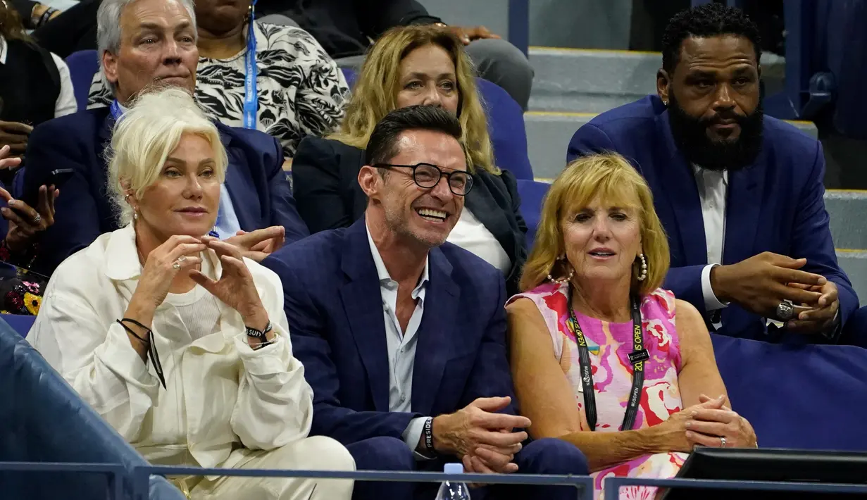 Hugh Jackman (tengah) menonton pertandingan tenis antara Serena Williams melawan Danka Kovinic pada putaran pertama kejuaraan tenis US Open 2022 di New York, Amerika Serikat, 29 Agustus 2022. (AP Photo/John Minchillo)