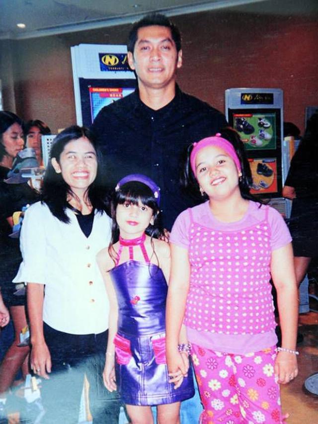 Cut Meyriska (tengah)